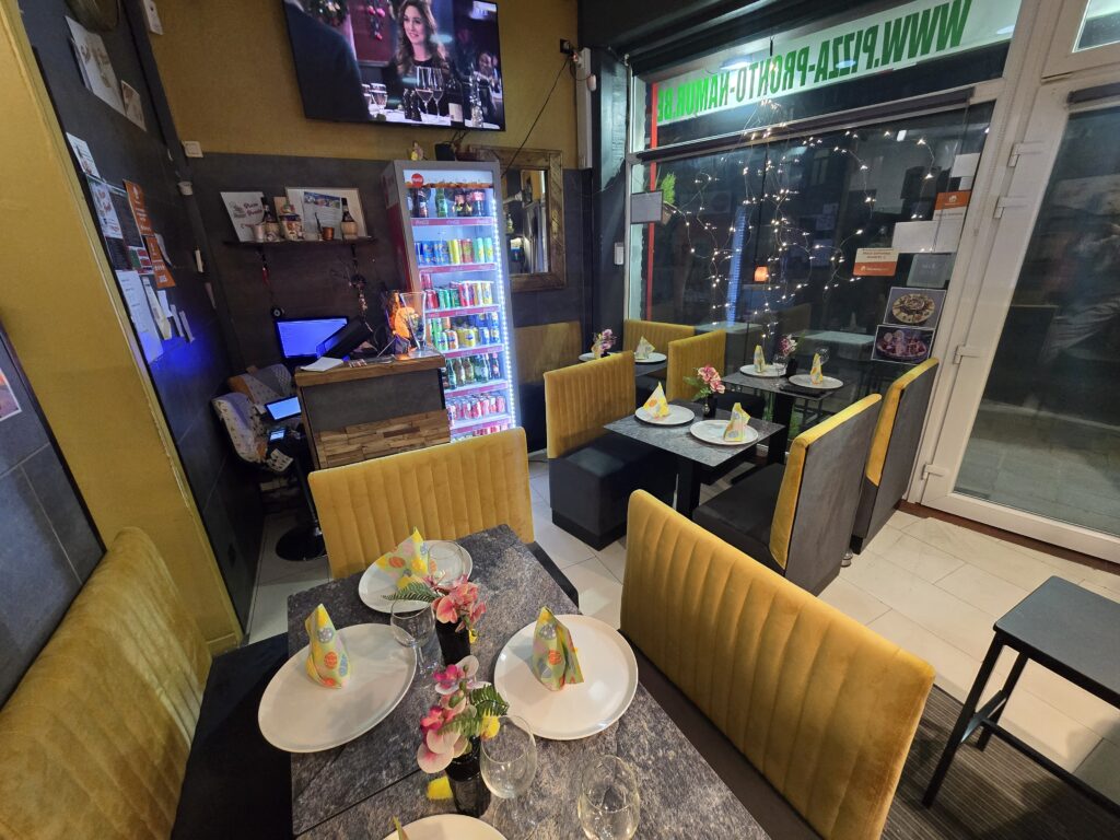 Tables dressées pour un repas de famille chez Pizza Pronto